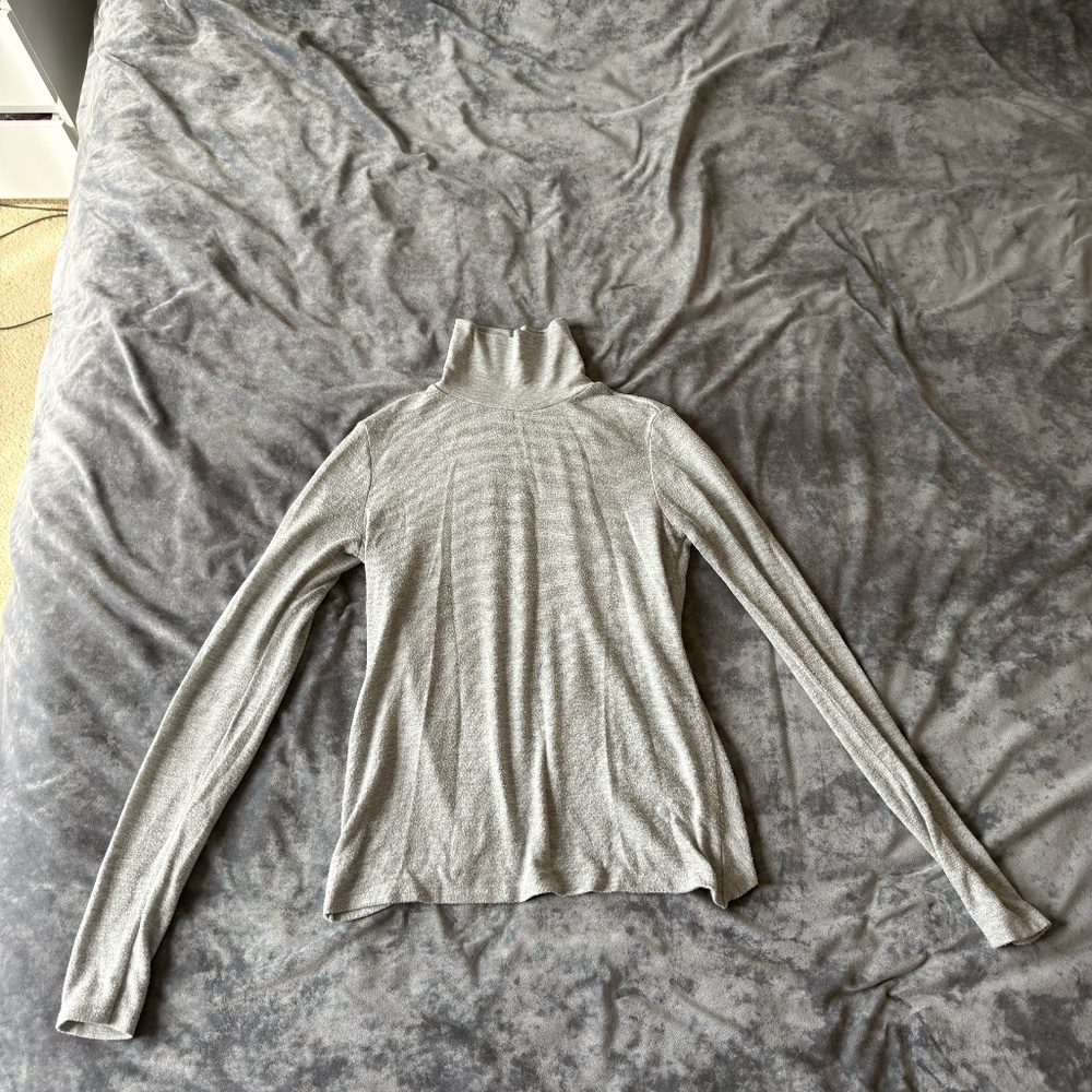 Alo Yoga Light Gray Turtleneck Long Sleeve Fitted Top XS S
